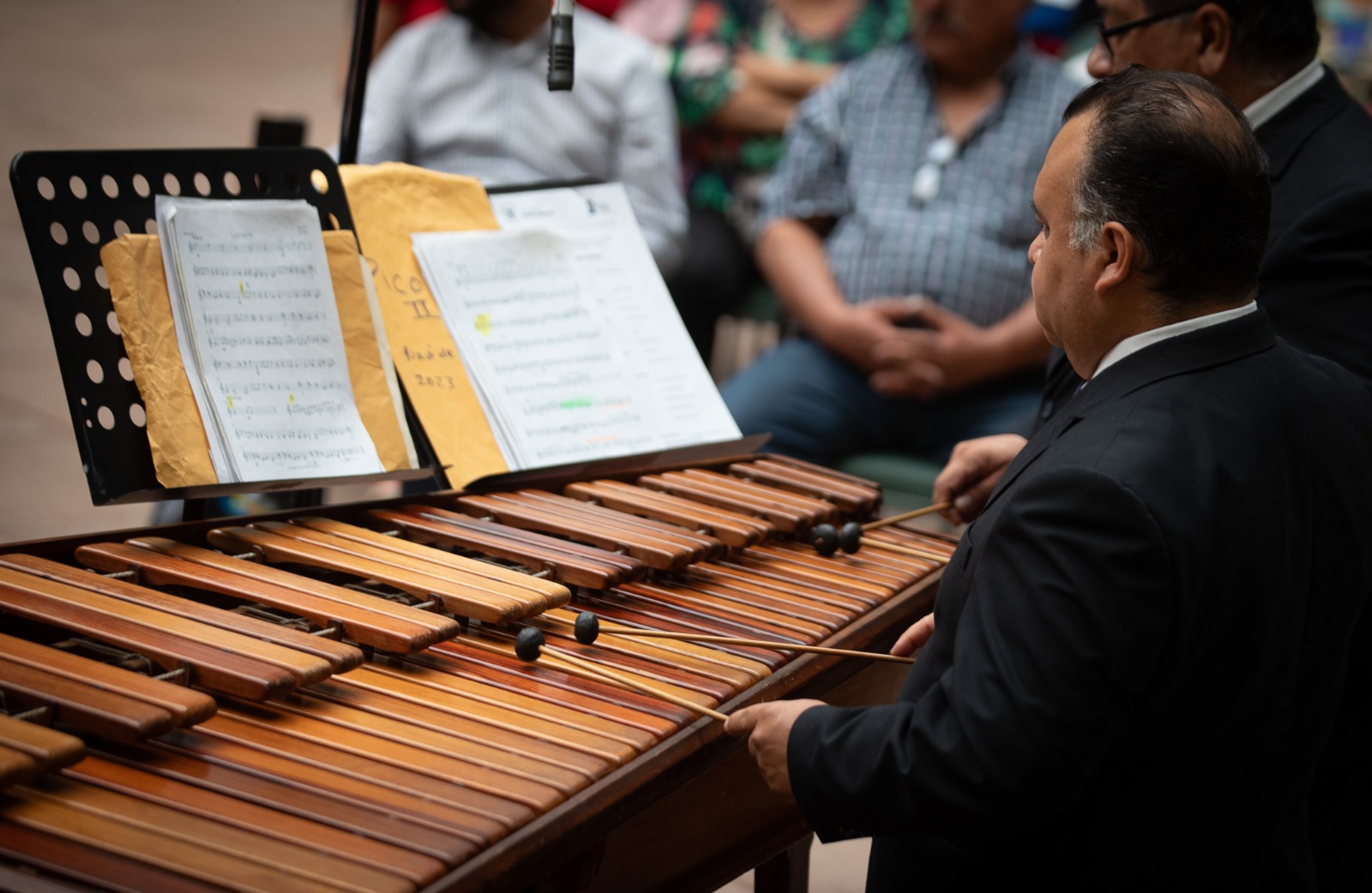 Músicos interpretando marimba