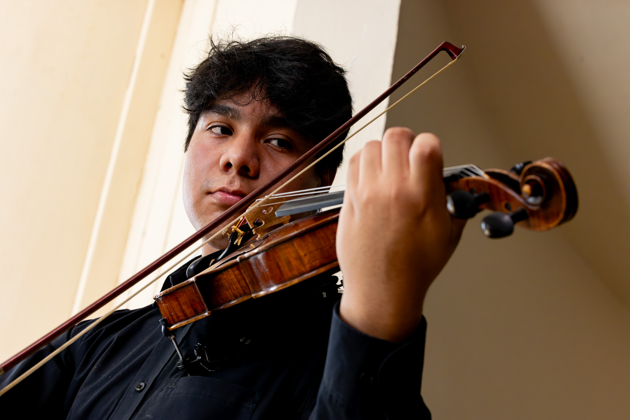 Joven interpretando el violín
