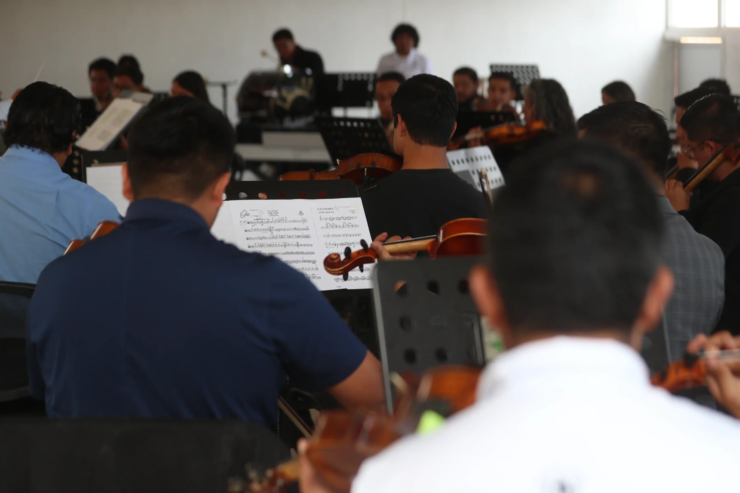 Músicos con sus partituras tocando