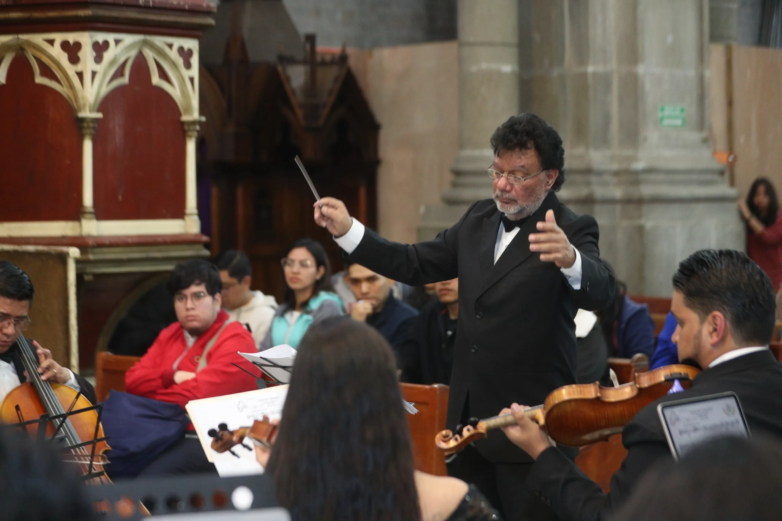 Director dirigiendo a la orquesta