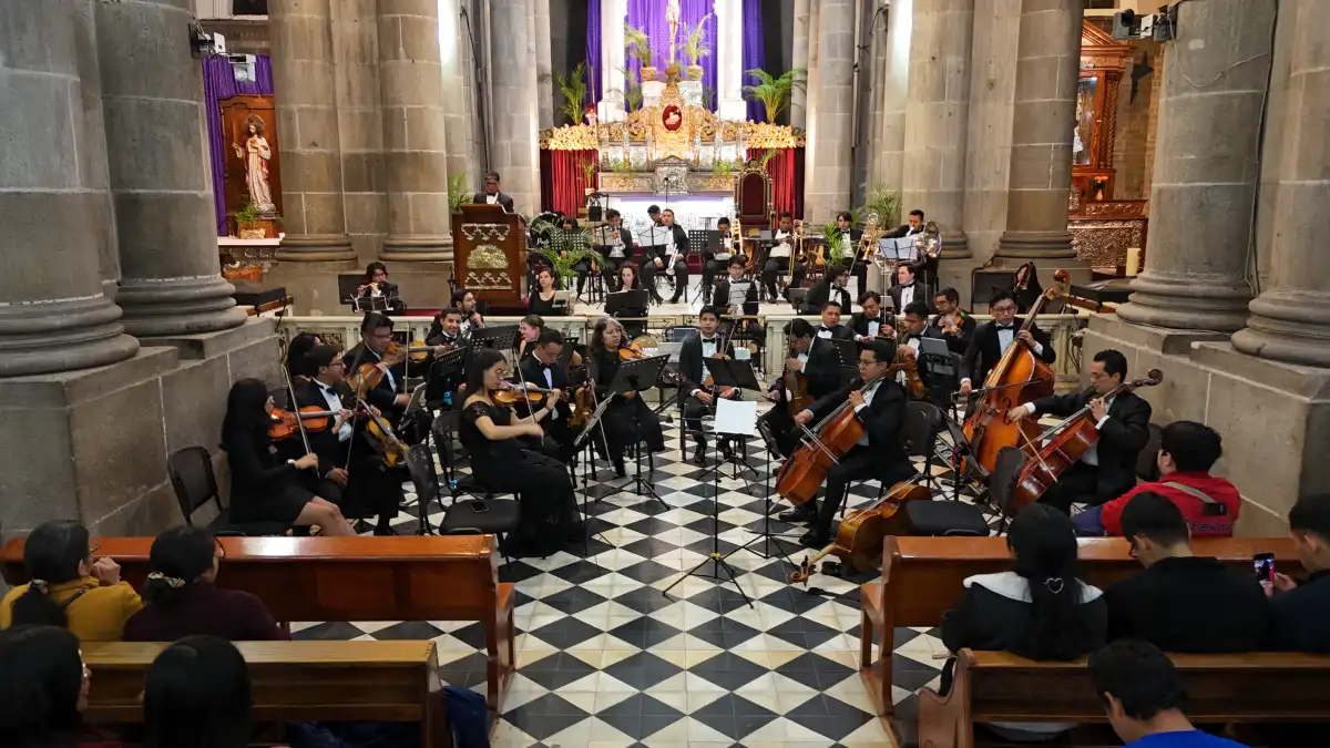 La orquesta tocando en una iglesia