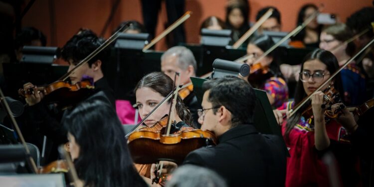 Integrantes de una orquesta durante una presentación
