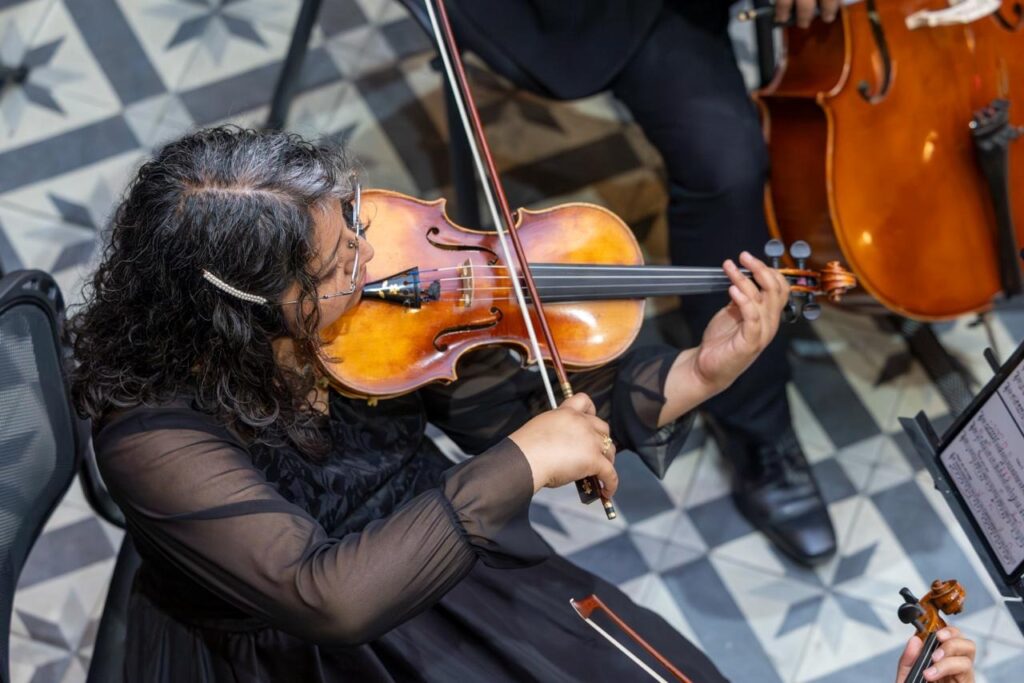 Músicos interpretando una obra sinfónica