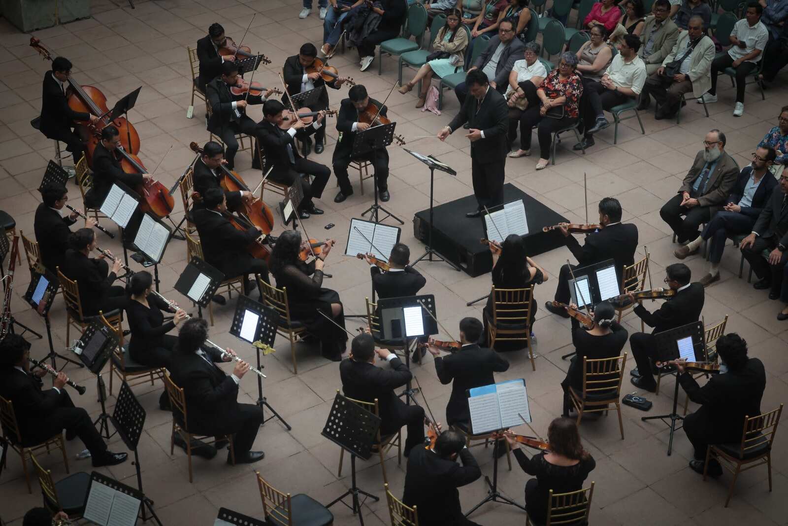 La orquesta tocando en el Palacio Nacional