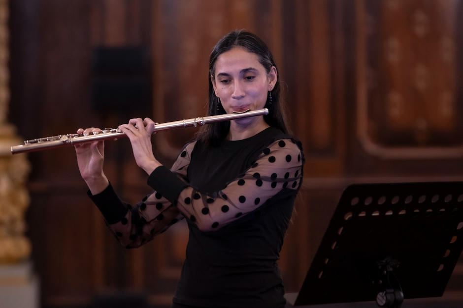Música interpretando una obra con su instrumento